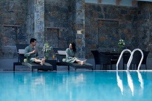 2 outdoor pools, sun loungers