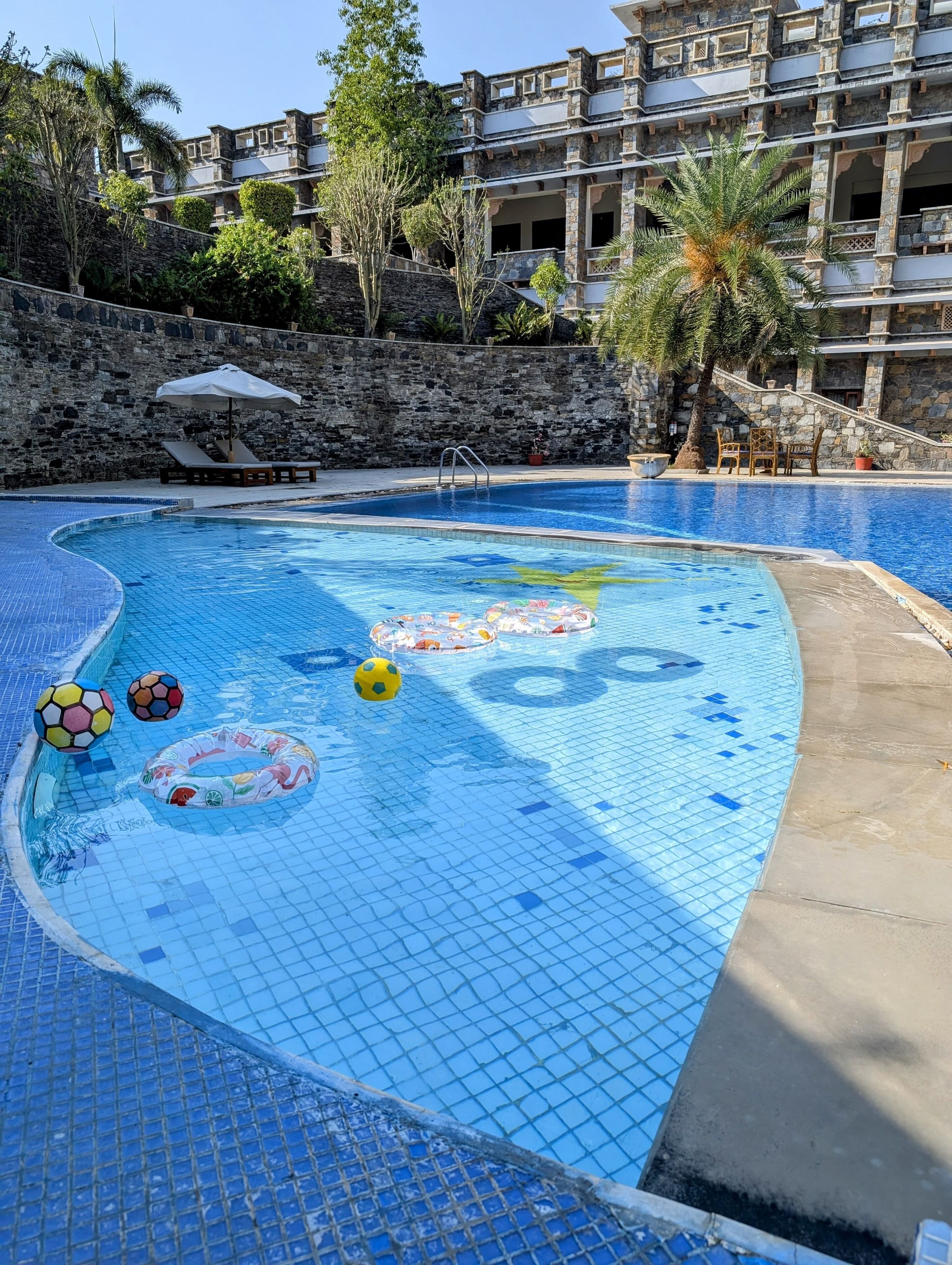 2 kolam renang terbuka, kerusi lepak pantai 