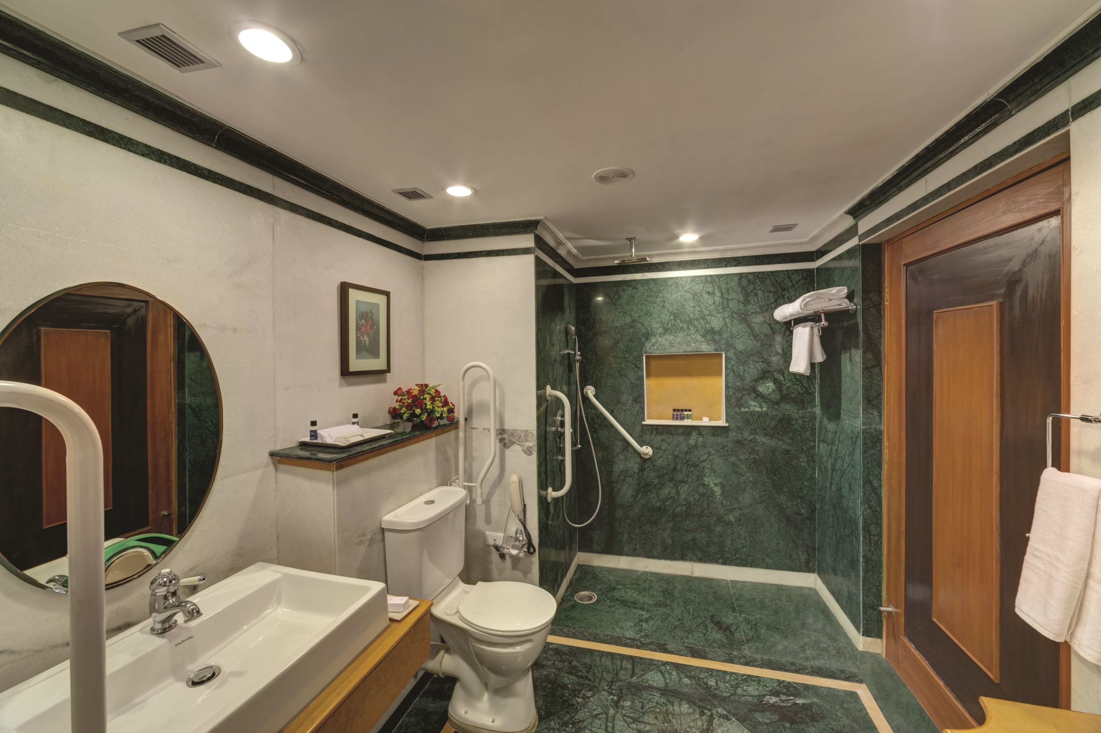 Un baño con lavamanos, inodoro y ducha.