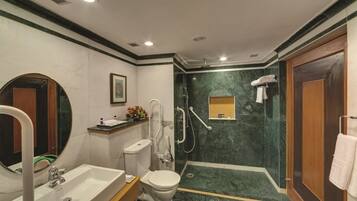 Un baño con lavamanos, inodoro y ducha.