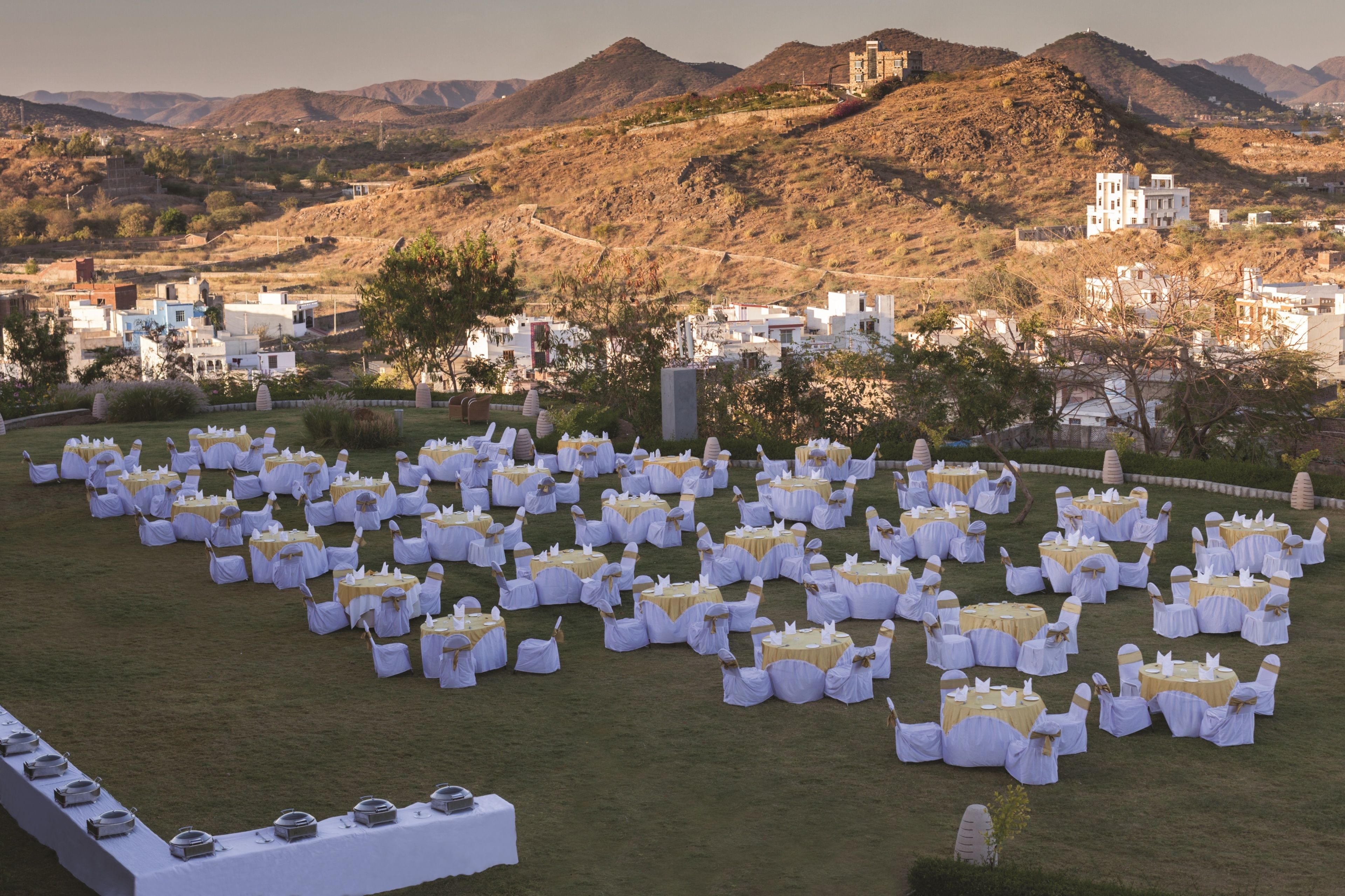 供应早餐、午餐和晚餐