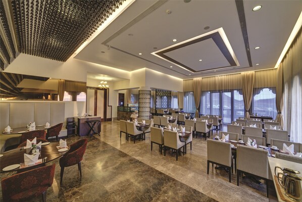 Daily buffet breakfast (INR 885 per person)