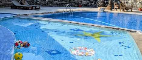 2 outdoor pools, sun loungers