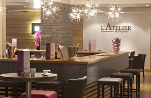 Bar (on property) - Le Chalet du Mont Vallon Spa Resort (Les Belleville)