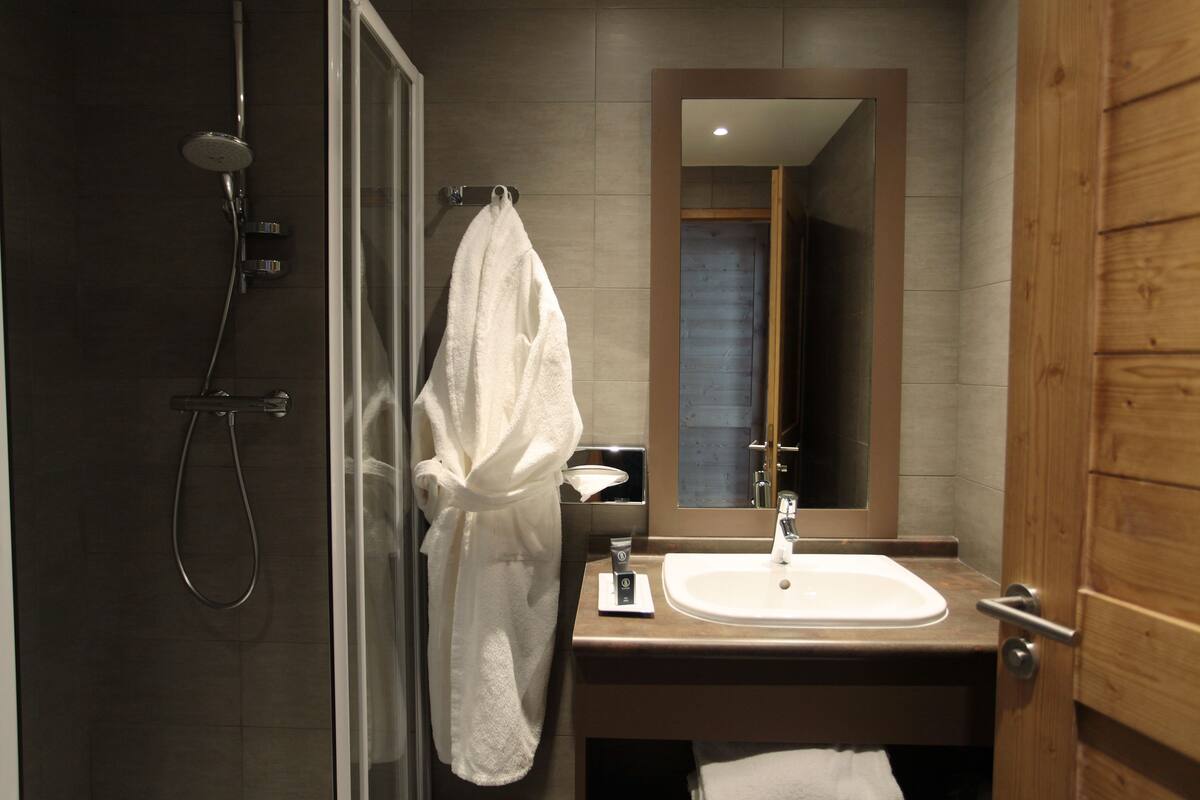 suite, valley view (2 adults + 2 children ) | bathroom | hair dryer, bathrobes, towels