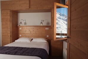 In-room safe, soundproofing, free cribs/infant beds, free WiFi - Le Chalet du Mont Vallon Spa Resort (Les Belleville)