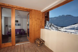 A wooden interior with a view of a snowy mountain. - Le Chalet du Mont Vallon Spa Resort (Les Belleville)