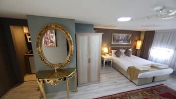 Family Room (Family Room) | Minibar, in-room safe, desk, laptop workspace