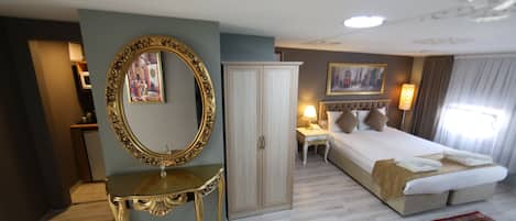 Family Room (Family Room) | Minibar, in-room safe, desk, laptop workspace