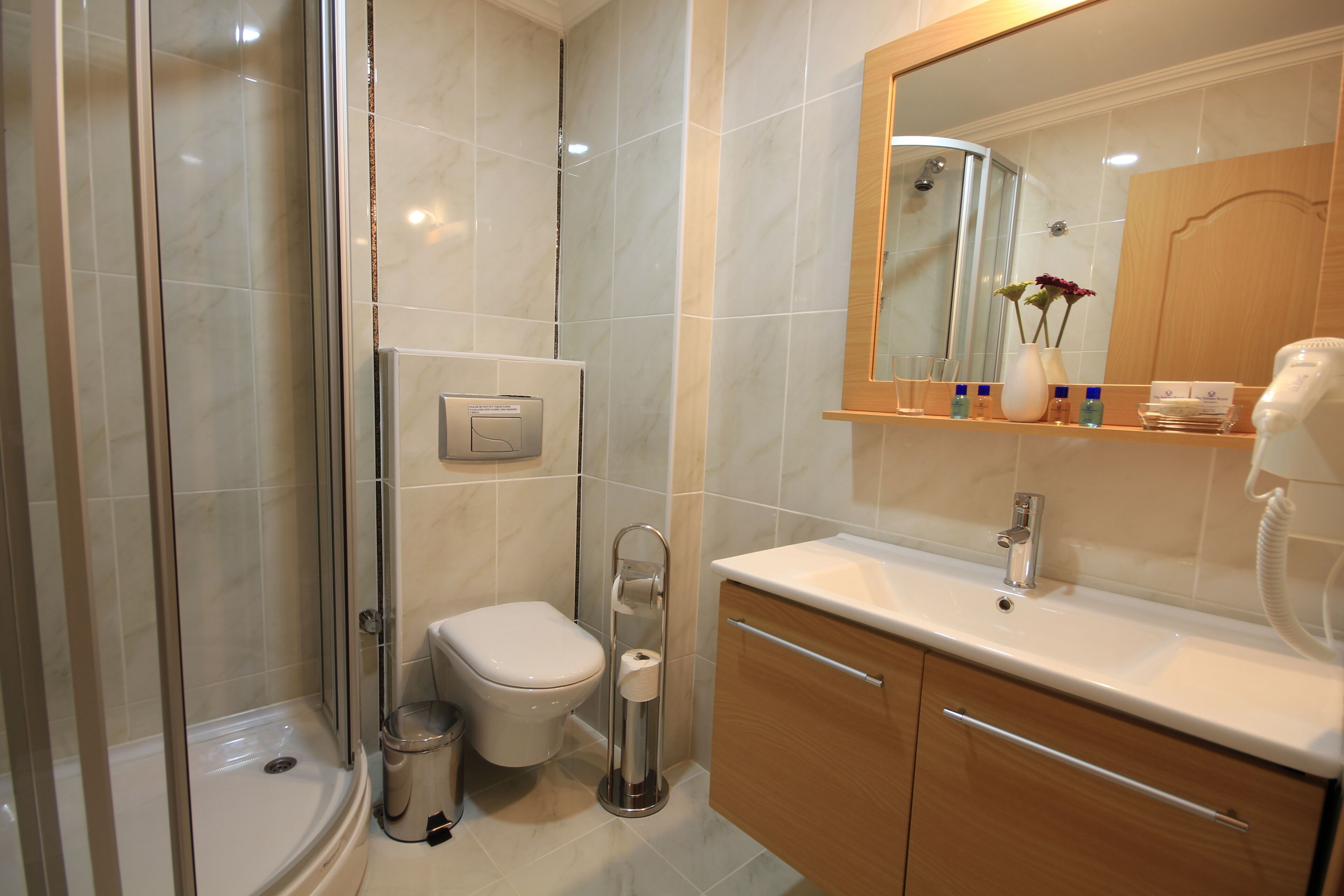 standard twin room | bathroom | shower, free toiletries, hair dryer, slippers