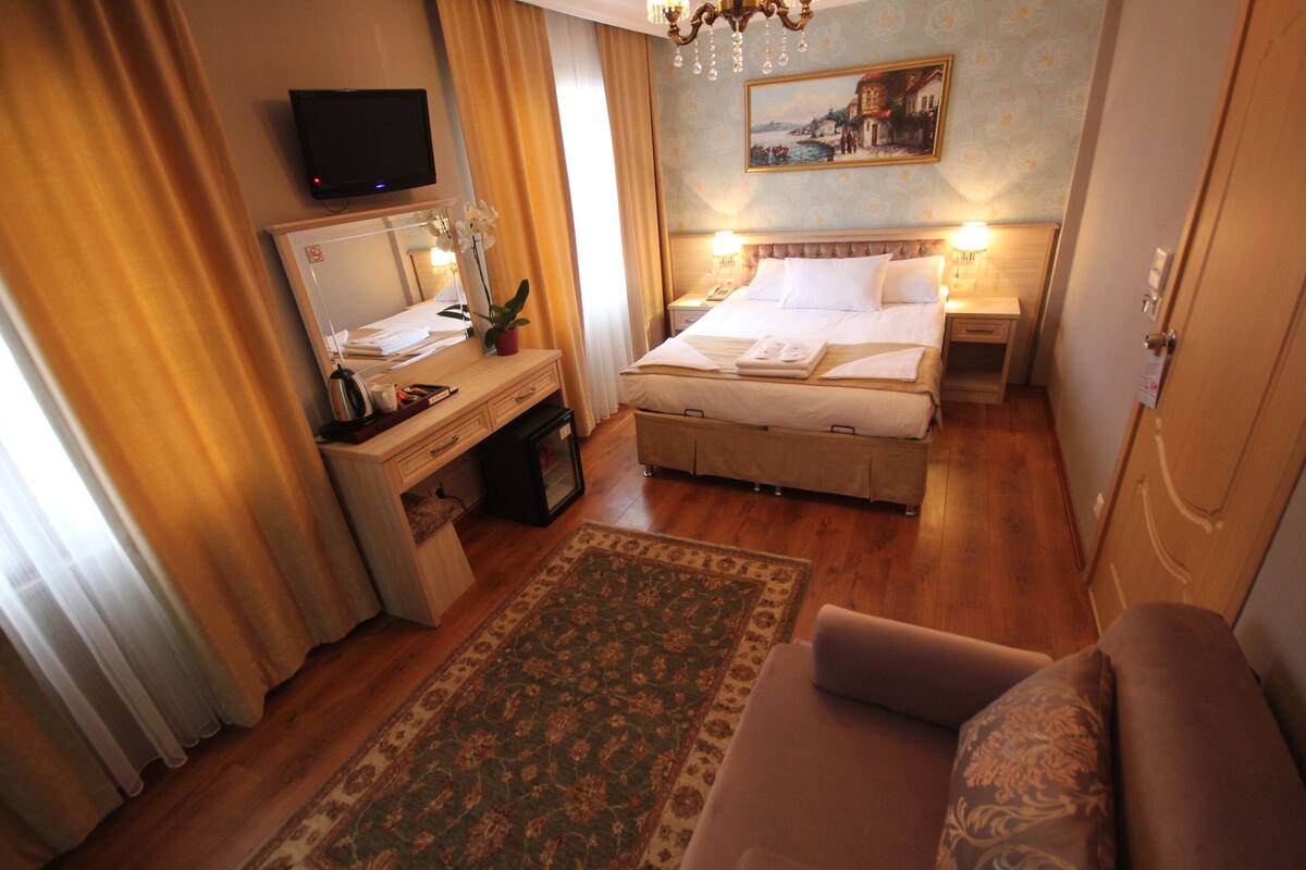 Standard Double Room | Minibar, in-room safe, desk, laptop workspace