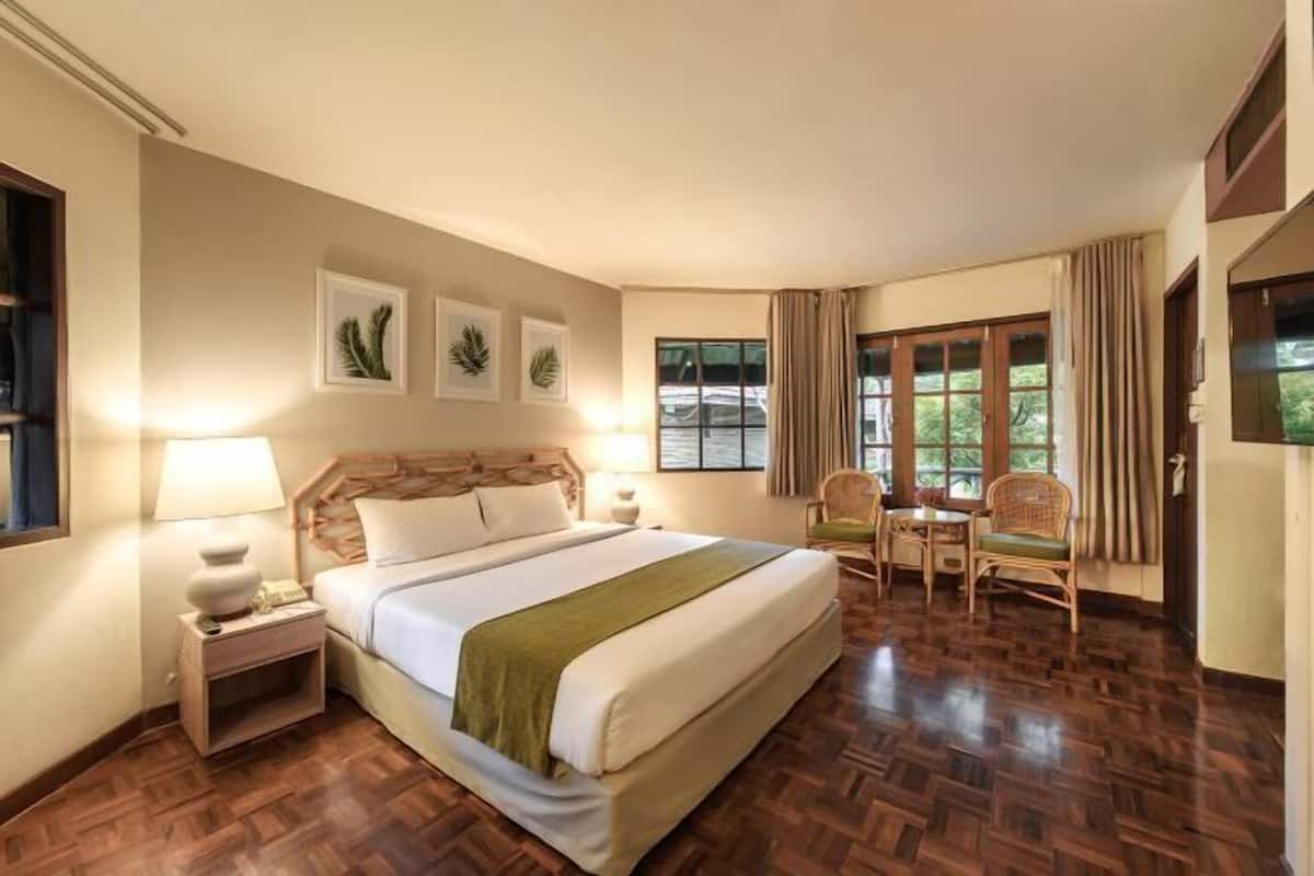 1 habitación, caja de seguridad en la habitación y escritorio