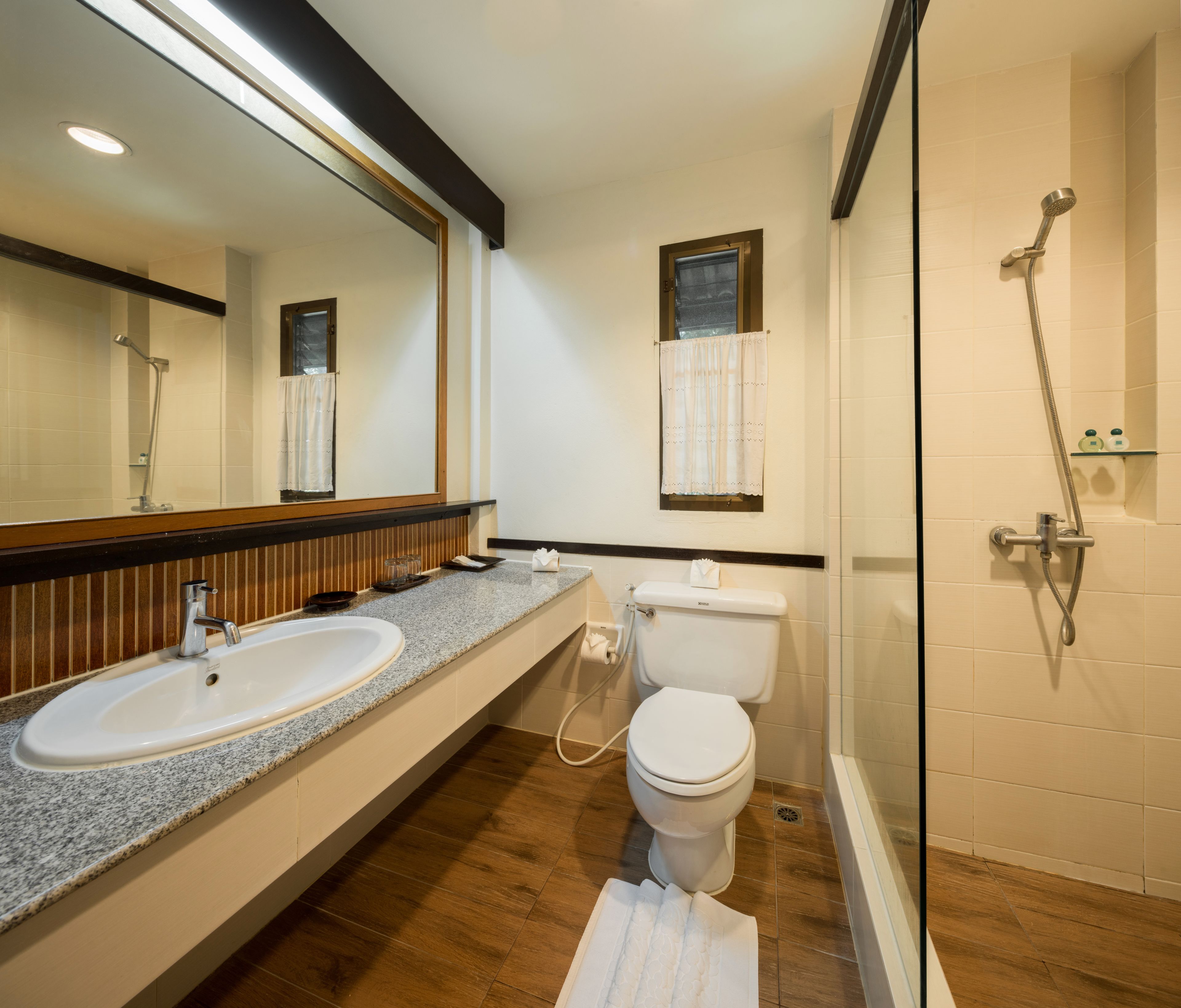 Chalet Executive Room | Phòng tắm | Đồ dùng nhà tắm miễn phí, máy sấy tóc, khăn tắm, xà phòng 