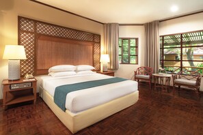 Chalet Standard Room | 客房內保險箱、書桌、遮光布/窗簾、熨斗/熨衣板