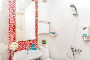 Chambre triple | Salle de bain | Douche, séchoir à cheveux, serviettes fournies