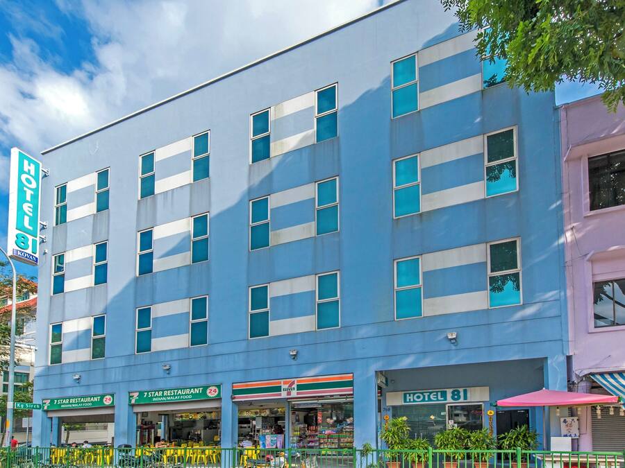 A hotel with multiple floors, a 7-Eleven convenience store, and a 7 Star Restaurant.