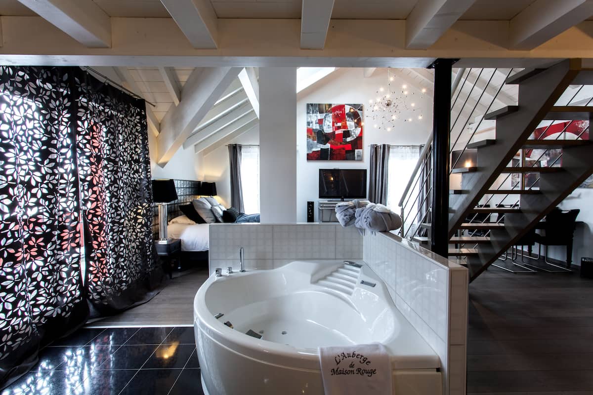 suite, hot tub, mountain view | jetted bathtub