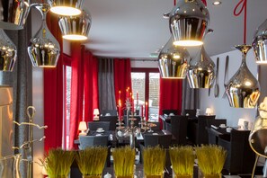 Lunch and dinner served, French cuisine - L' Auberge de Maison Rouge (Vetraz-Monthoux)