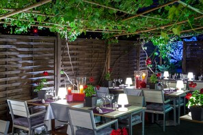 供应午餐和晚餐，法国菜