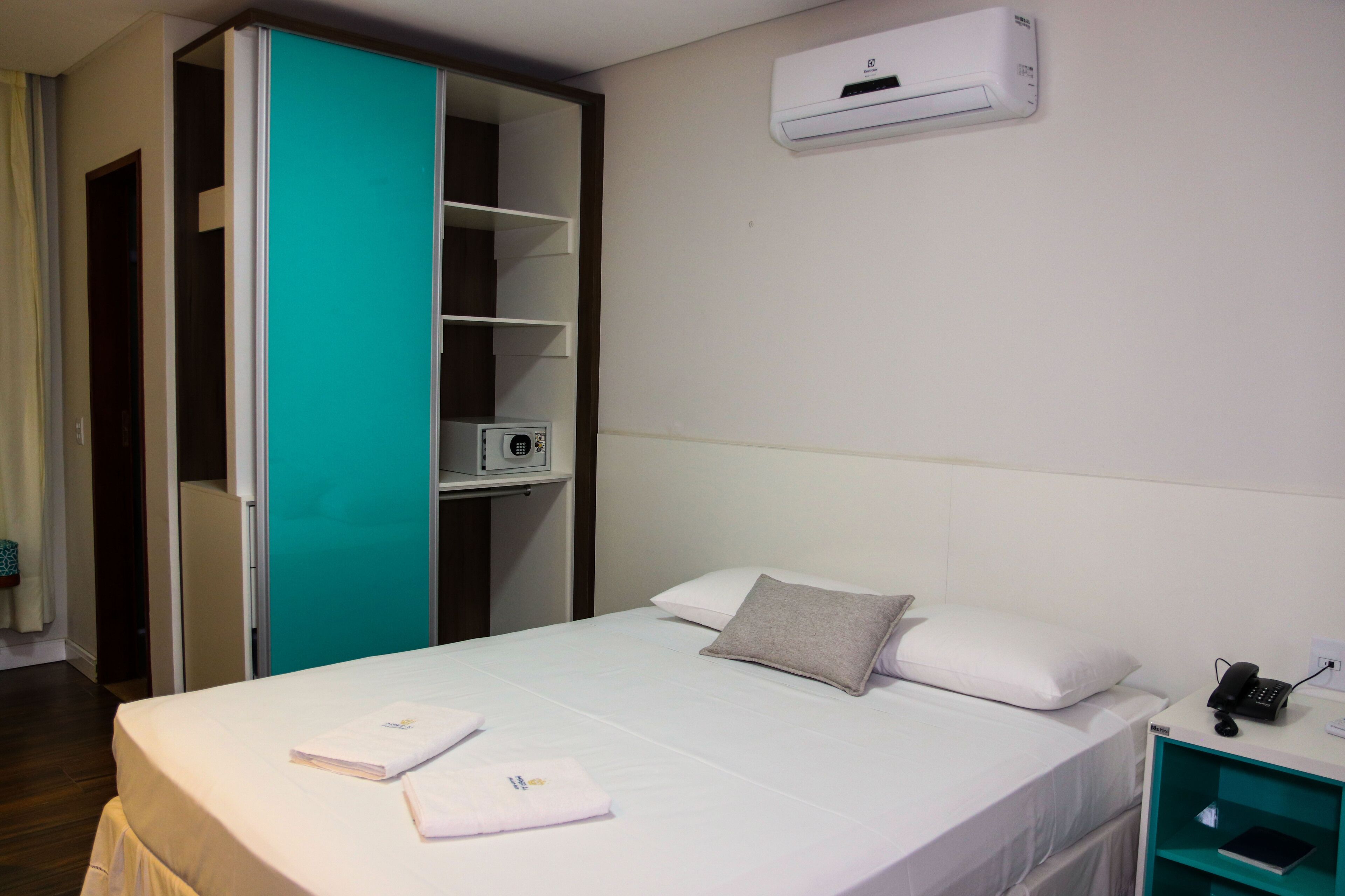 deluxe room | minibar, in-room safe, desk, free wifi