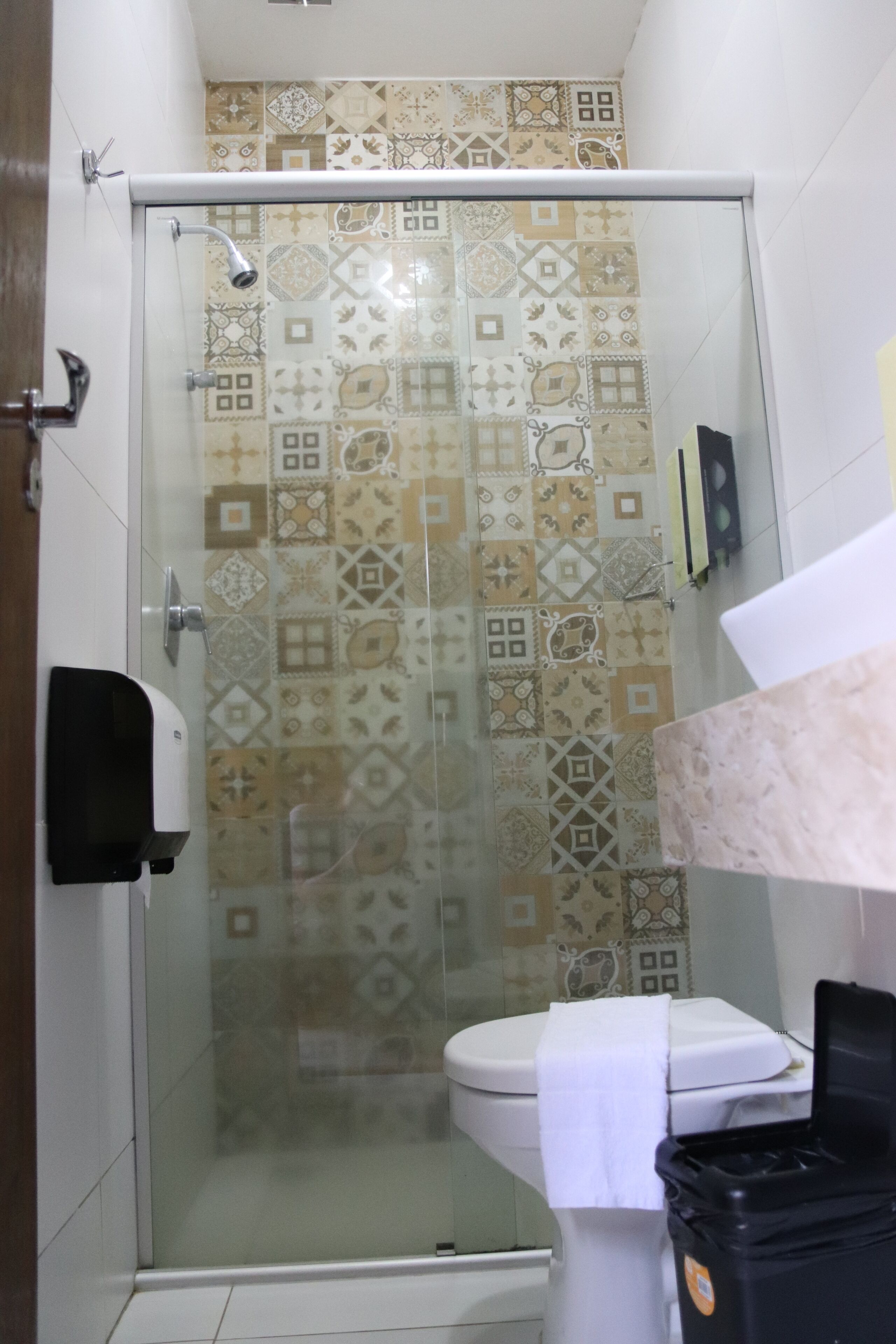 standard promocional | bathroom | shower, hair dryer, towels