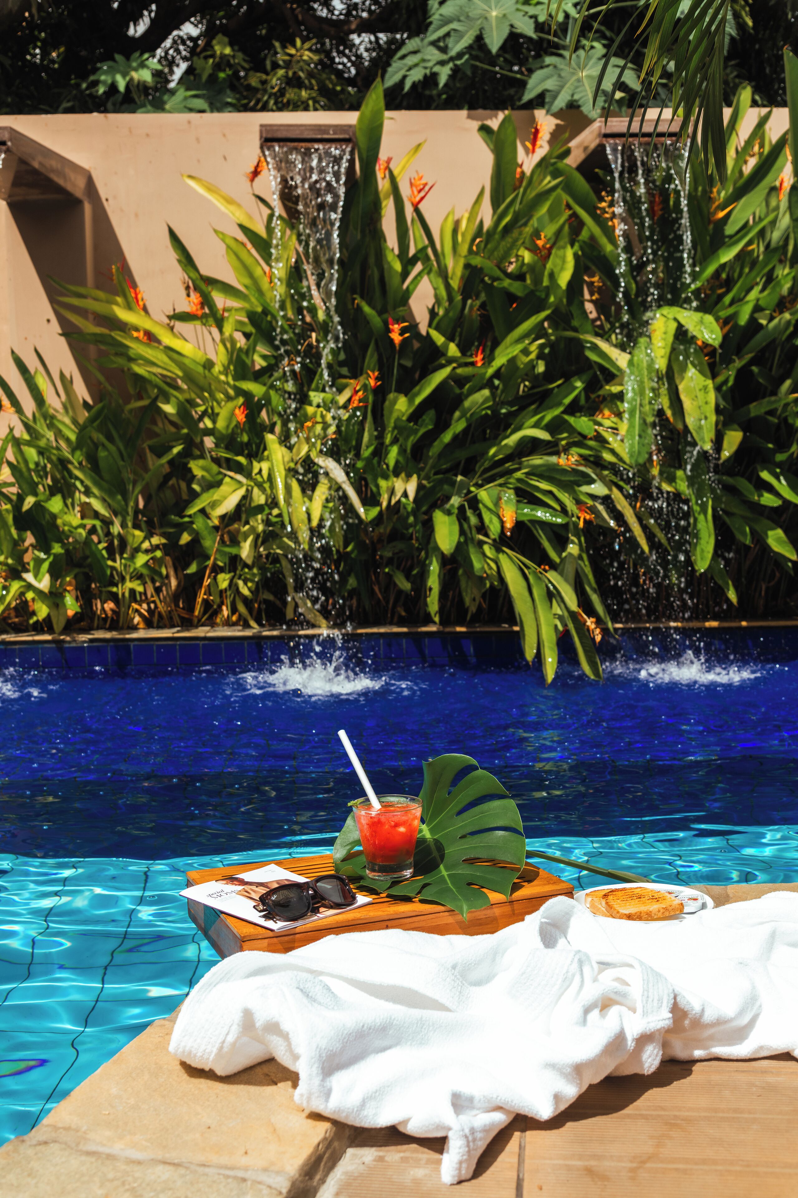 สระว่ายน้ำกลางแจ้ง, เก้าอี้อาบแดดริมสระ