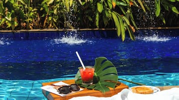 Una piscina al aire libre, tumbonas