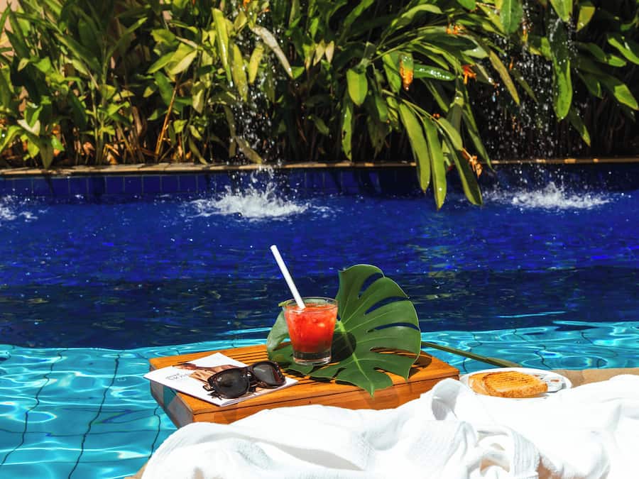 Piscina externa, espreguiçadeiras