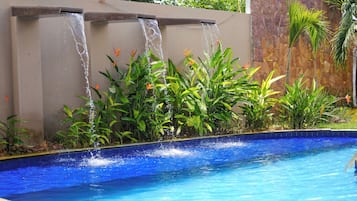 Piscine extérieure, chaises longues