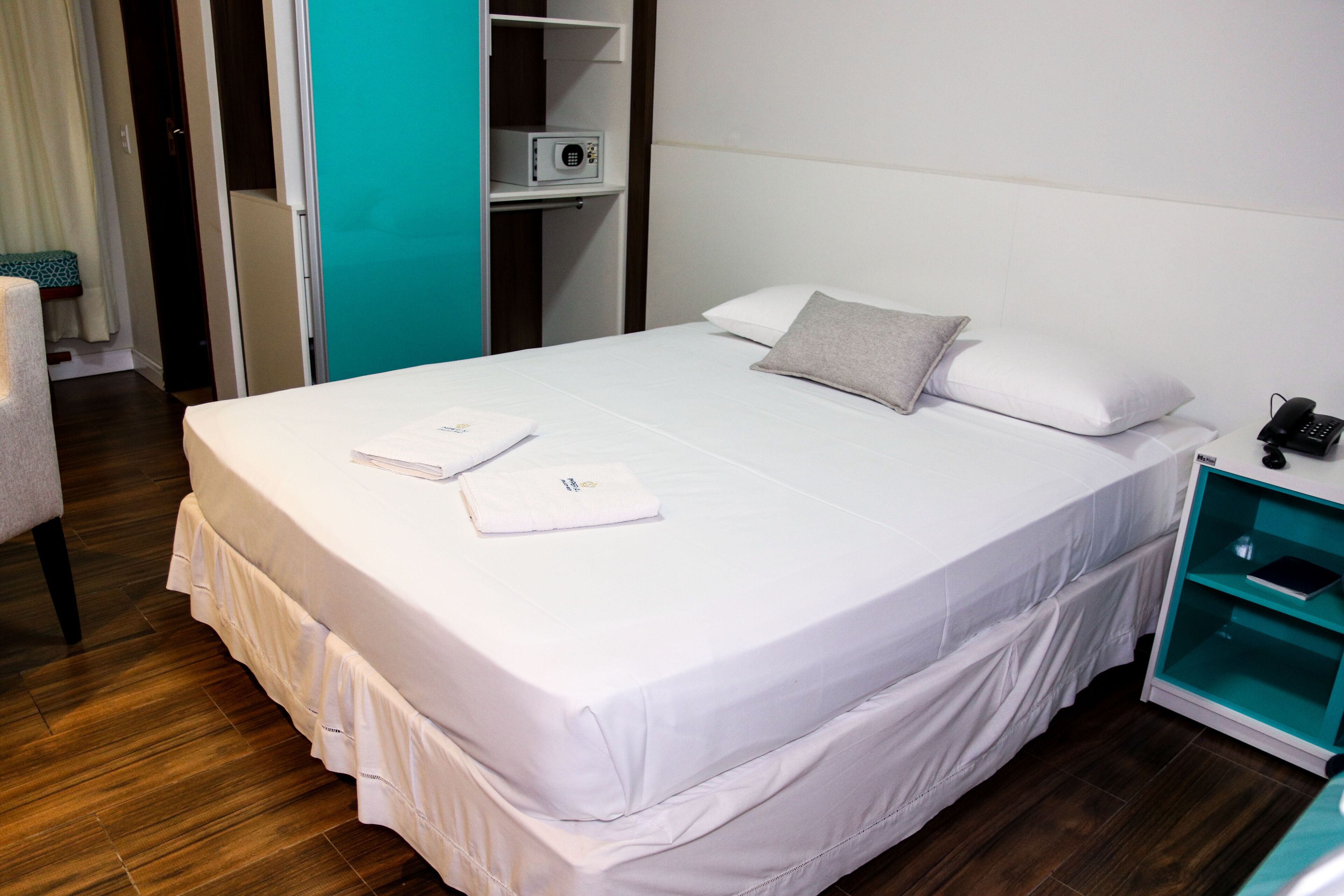 deluxe room | minibar, in-room safe, desk, free wifi