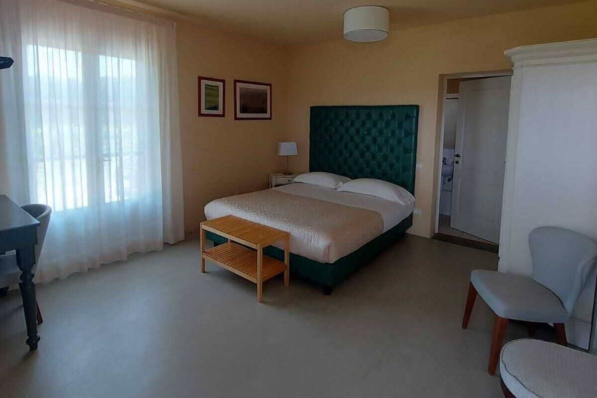Business Room | Down comforters, minibar, in-room safe, desk
