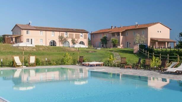 A swimming pool with lounge chairs and a building in the background. - Le Sodole Country Resort & Golf (Pontedera)
