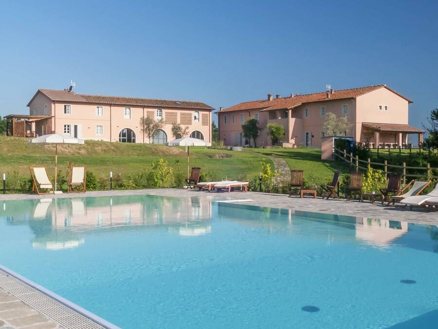 Außenpool (je nach Saison geöffnet), Sonnenschirme, Liegestühle