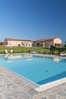 Piscina externa sazonal, guarda-sóis, espreguiçadeiras