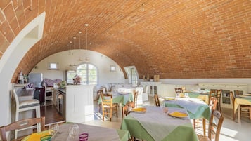 Petit-déjeuner, déjeuner et dîner servis sur place, vue sur la piscine