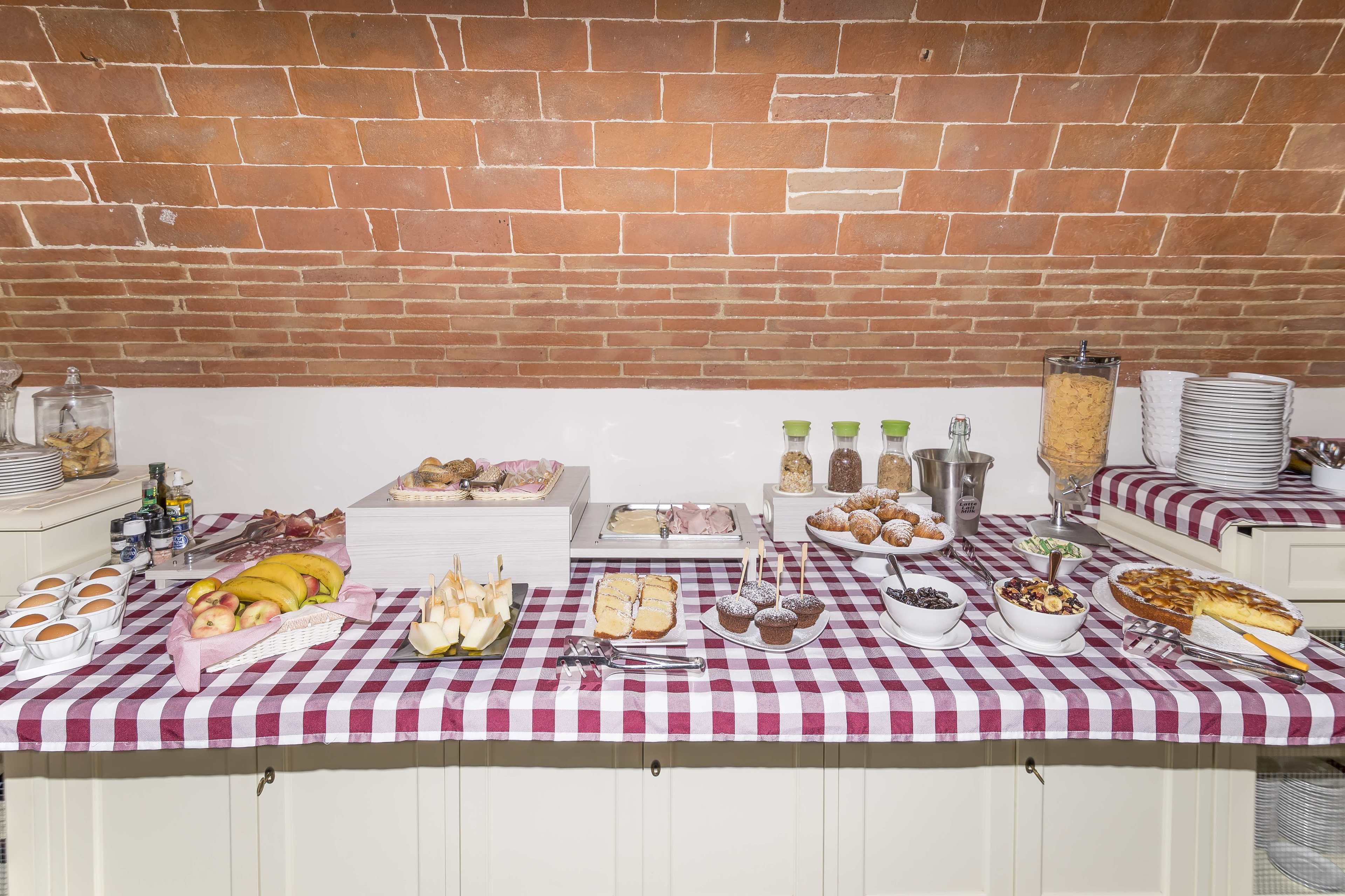 Un tavolo per buffet con diversi cibi e utensili.