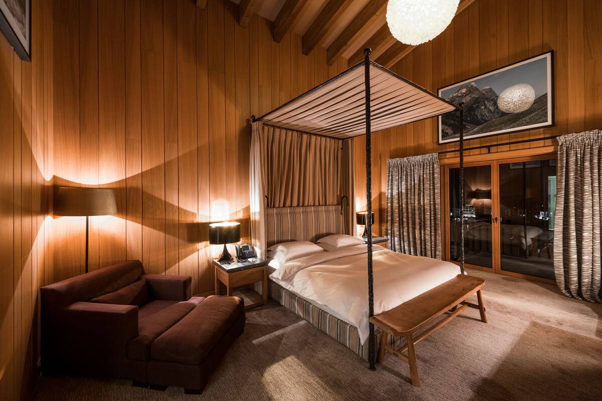 奢華套房, 1 間臥室, 無障礙, 山景 | 高級寢具、免費迷你吧、客房內保險箱、書桌
