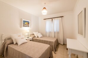 2 bedrooms, in-room safe, desk, blackout curtains - Apartamentos Ros (Santa Eulalia del Rio)