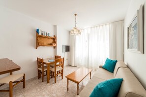 2 bedrooms, in-room safe, desk, blackout curtains - Apartamentos Ros (Santa Eulalia del Rio)