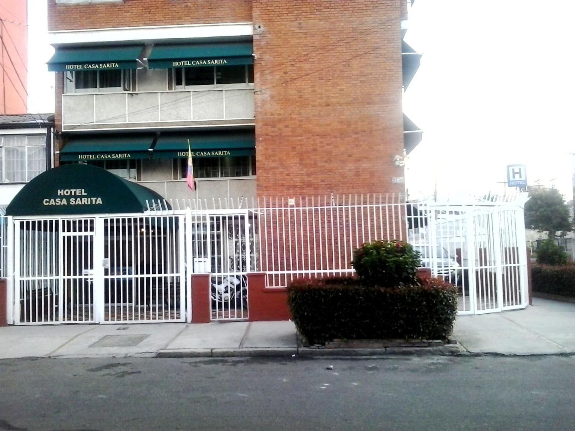 Um edifício de vários andares com portão de entrada identificado como 