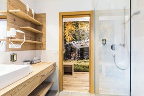 Habitación Confort | Baño | Secadora de cabello, batas, pantuflas, toallas 