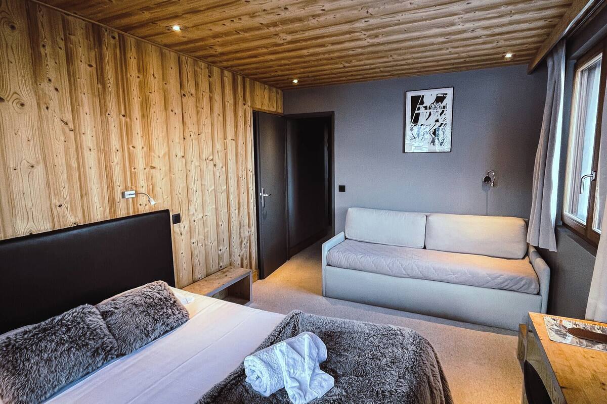 triple room (mont-blanc) | 1 bedroom, individually furnished, desk, soundproofing