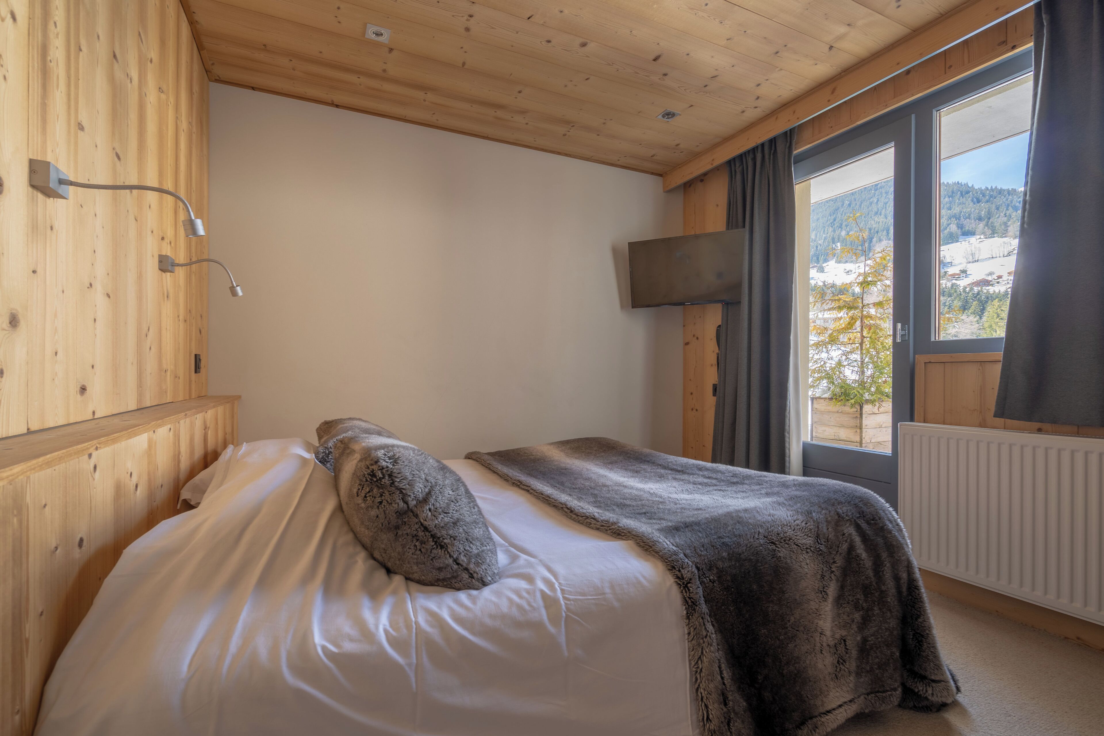 Dobbeltrom – superior (Aravis) | Individuelt innredet, skrivebord, lydisolert og strykejern/-brett