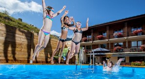 حمام سباحة للأطفال