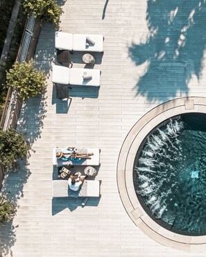 Piscine extérieure (ouverte en saison), tentes de plage