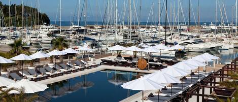 Piscine extérieure (ouverte en saison), tentes de plage