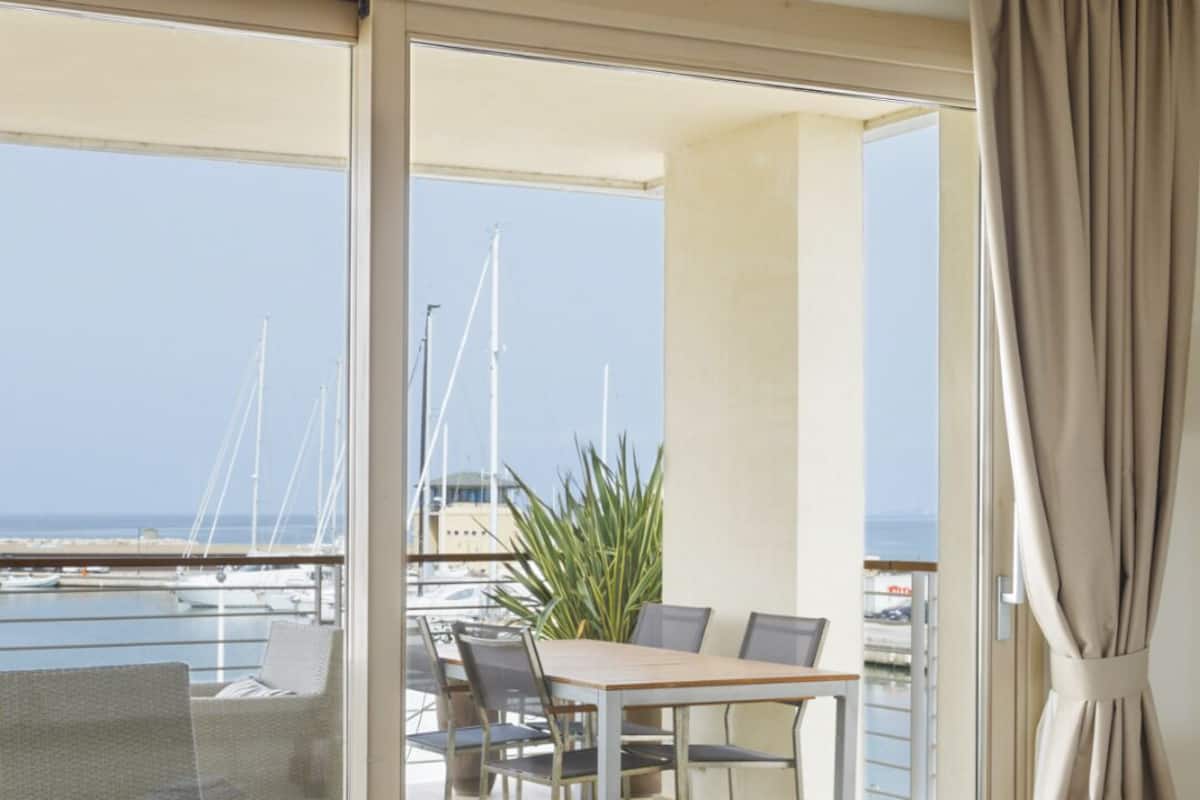 Family Suite, 2 Bedrooms, Private Bathroom, Sea Facing | Living area