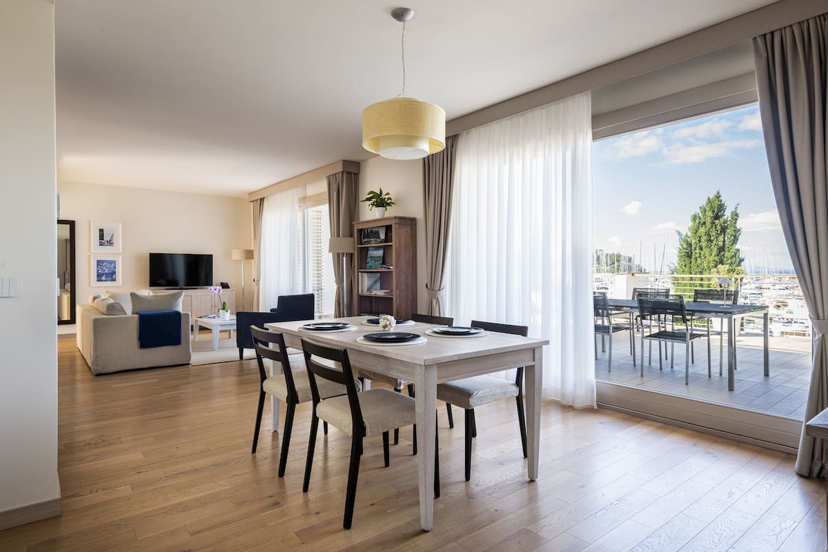 Suite Premium, 2 habitaciones, 2 baños, frente al mar | Área de sala de estar | Televisión de pantalla plana de 32 pulgadas con canales por cable