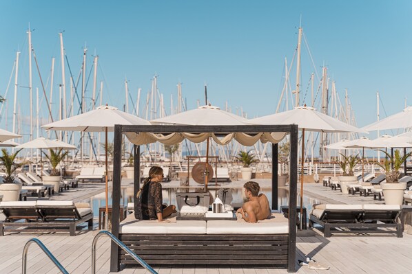 Piscine extérieure (ouverte en saison), tentes de plage