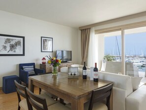 Suíte família, 2 quartos, banheiro privativo, de frente para o mar | Área de estar | TV de tela plana 32 polegadas com canais a cabo, TV, DVD player